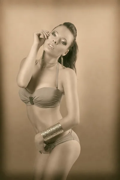 Kolor Vintage sexy brunetka w bikini z ręki w pobliżu twarzy — Zdjęcie stockowe