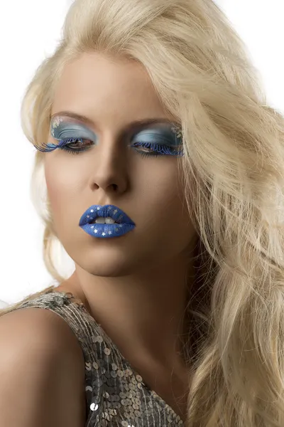 Blond tjej med creative make-up, ser ner på höger — Stockfoto
