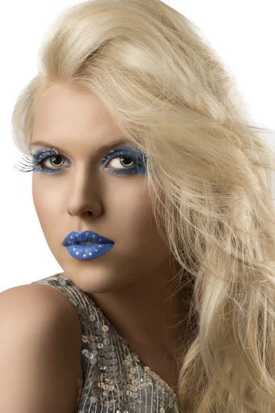 Blond tjej med euron sjunker make-up, hon ser i linsen — Stockfoto