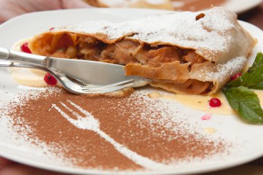 Strudel beyaz plaka üzerinde çilek ile