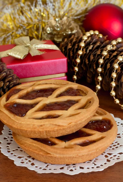 Κέικ με μαρμελάδα και Χριστούγεννα διακοσμήσεις — Stockfoto