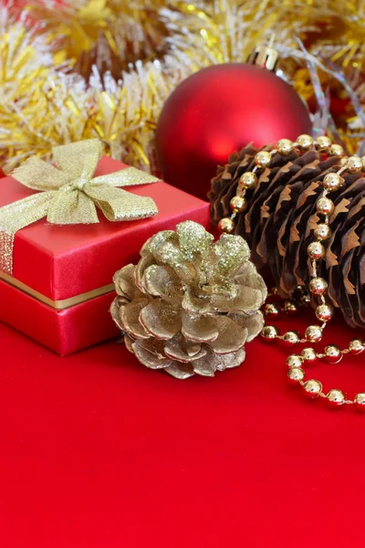 Decoraciones navideñas doradas — Foto de Stock