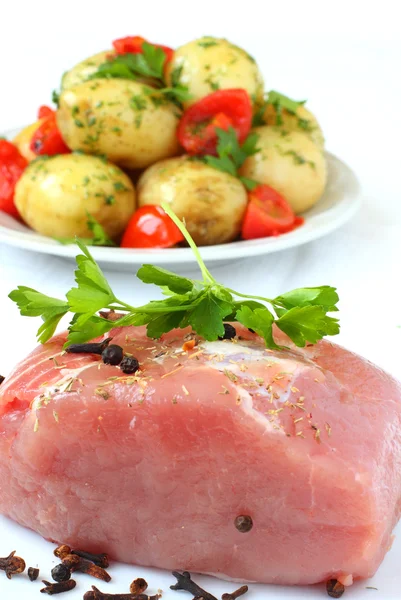 Carne di maiale cruda e patate bollite — Foto Stock