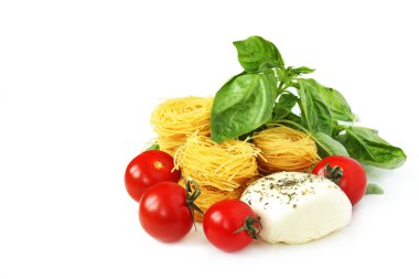 spagetti, fesleğen, mozzarella ve domates