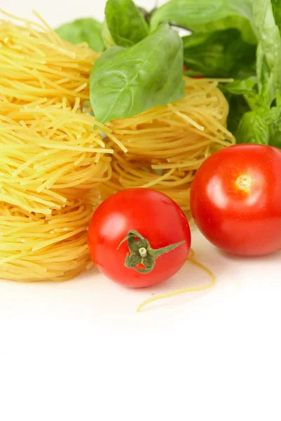 Spaghetti, basilika och tomater — Stockfoto