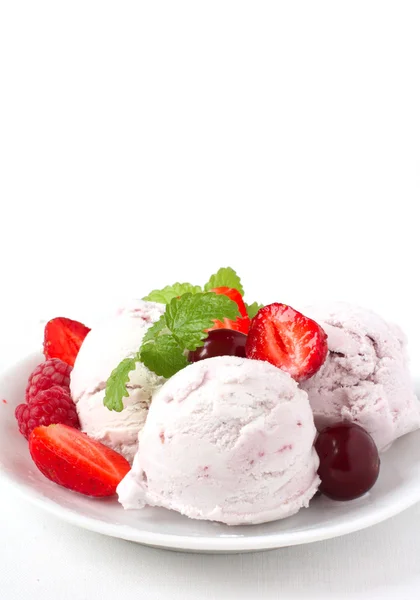 Ovoce zmrzlina s čerstvým ovocem — Stock fotografie