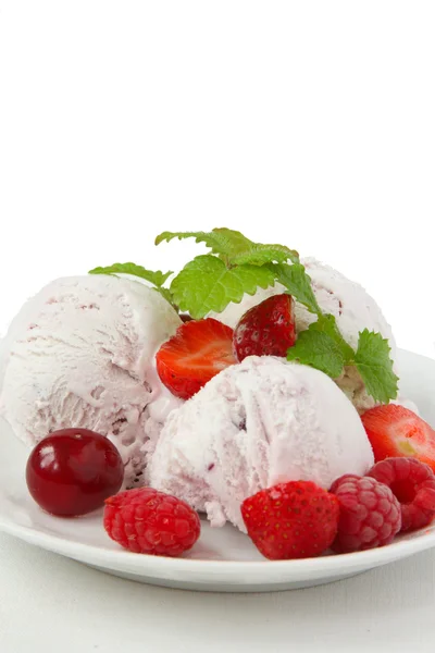 신선한 딸기와 과일 아이스크림 — 스톡 사진
