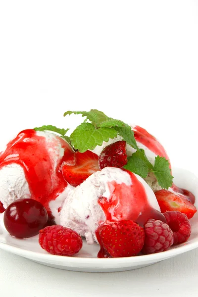 Sorvete de frutas com bagas frescas — Fotografia de Stock