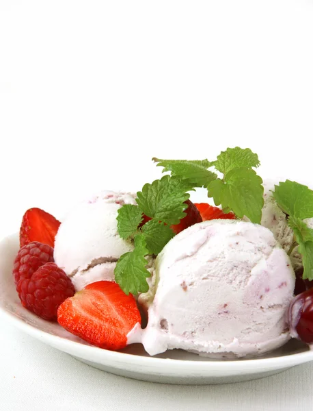 新鮮なベリーとフルーツ アイス クリーム — ストック写真