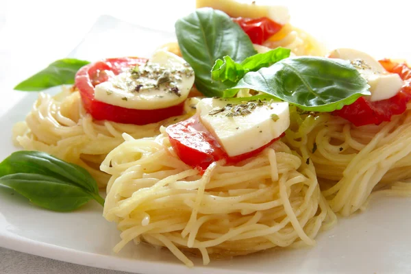 Итальянская макароны с помидорами и сыром — стоковое фото