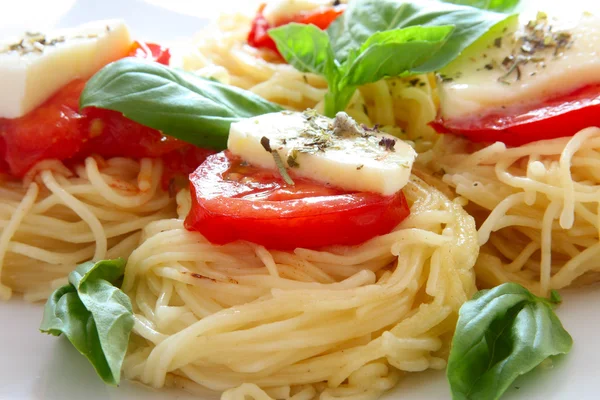 イタリアのパスタ トマトとチーズ — ストック写真