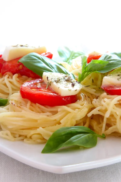 Итальянская макароны с помидорами и сыром — стоковое фото