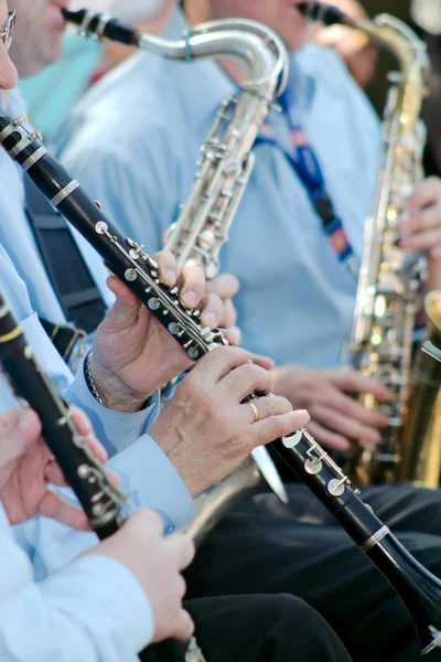 Hudebník hraje na klarinet — Stock fotografie