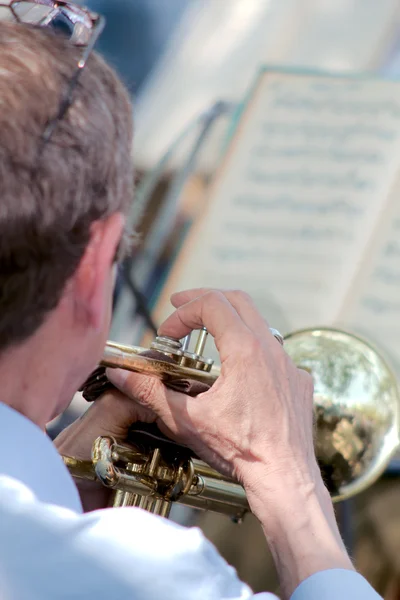 Музыкант играет на трубе — стоковое фото