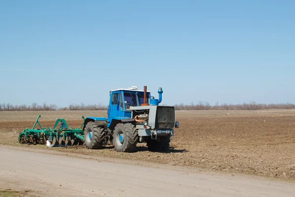 Traktor i fältet — Stockfoto