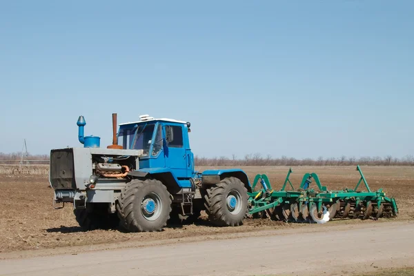 Traktor i fältet — Stockfoto