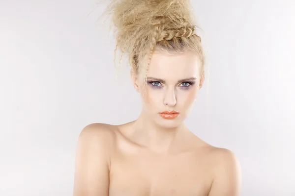 Junge hübsche Frau mit schönen blonden Haaren — Stockfoto