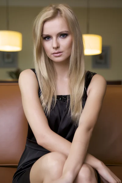 Blond vrouw in zwarte jurk — Stockfoto