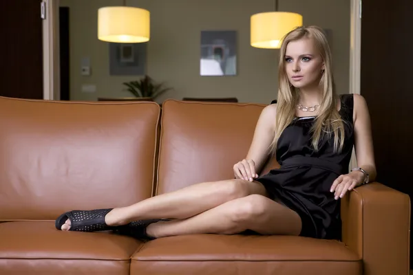 Blond kvinna i svart klänning — Stockfoto