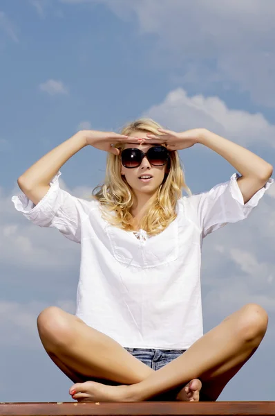 Όμορφο κορίτσι σε γυαλιά ηλίου σε φόντο μπλε ουρανό — Φωτογραφία Αρχείου