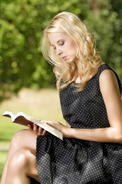 Jovem mulher leitura livro — Fotografia de Stock