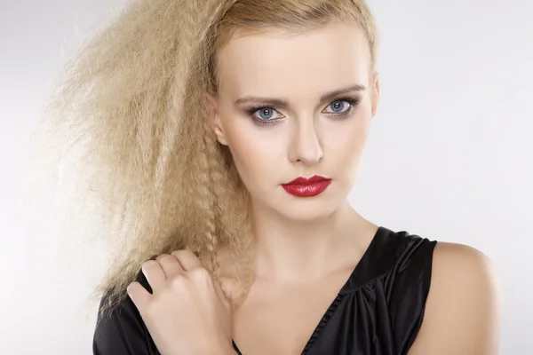 Fiatal csinos nő, gyönyörű szőke szőrszálak — Stock Fotó