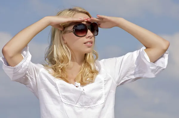 Όμορφο κορίτσι σε γυαλιά ηλίου σε φόντο μπλε ουρανό — Φωτογραφία Αρχείου