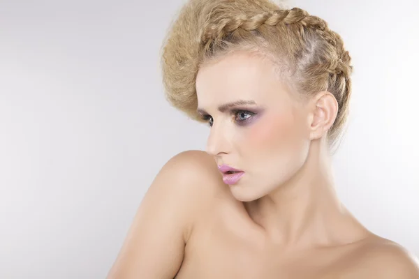 Ung vacker kvinna med vackra blonda hårstrån — Stockfoto