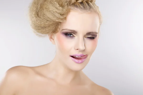 Mladá krásná žena s krásnou blond vlasy — Stock fotografie
