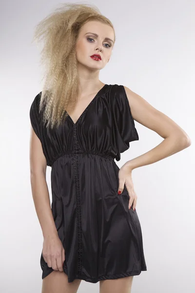젊은 예쁜 블랙 드레스에 아름 다운 금발 머리를 가진 여자 — 스톡 사진