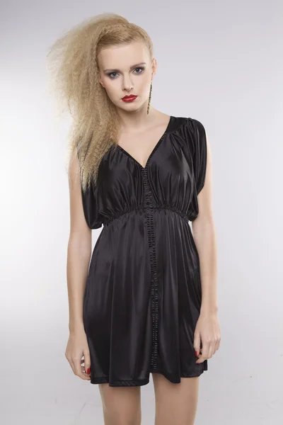 Ung vacker kvinna med vackra blonda hårstrån i svart klänning — Stockfoto