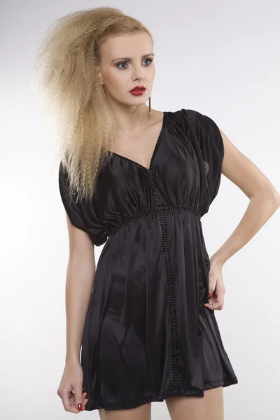 Mujer bonita joven con hermosos pelos rubios en vestido negro — Foto de Stock