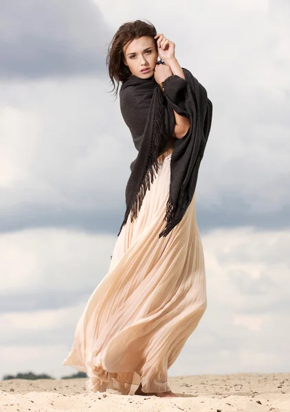 Romantikus nyári ruha gyönyörű barna nő — Stock Fotó