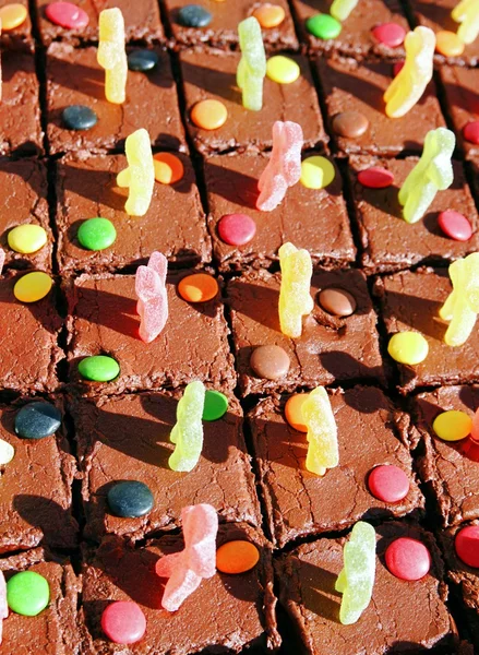 Chocolate cake with jelly men — Stock Photo, Image