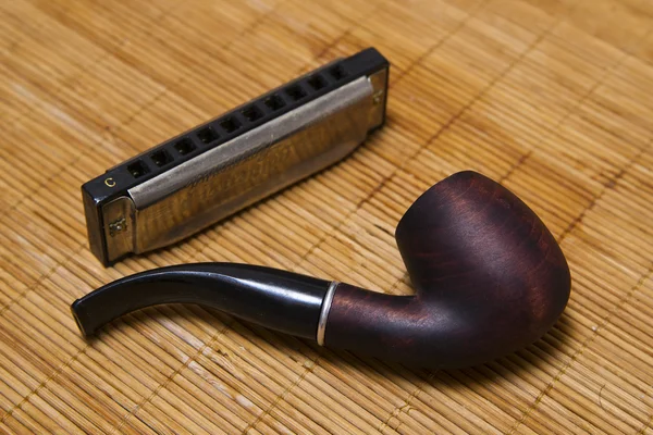 Ahşap zemin üzerinde ahenk ve boru