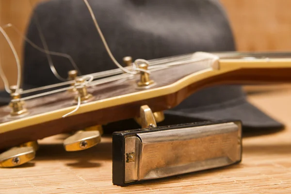 Armónico en el fondo del sombrero y la guitarra Fotos de stock libres de derechos
