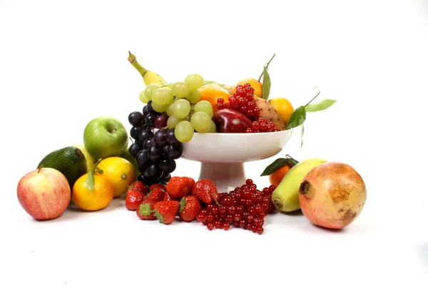Vruchten op een fruitmand — Stockfoto