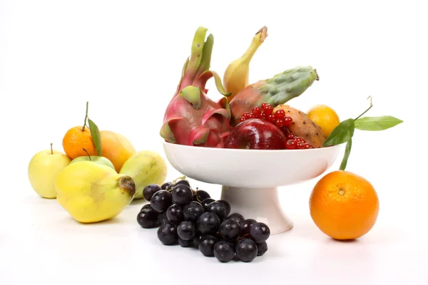 Früchte auf einer Fruchtschale — Stockfoto