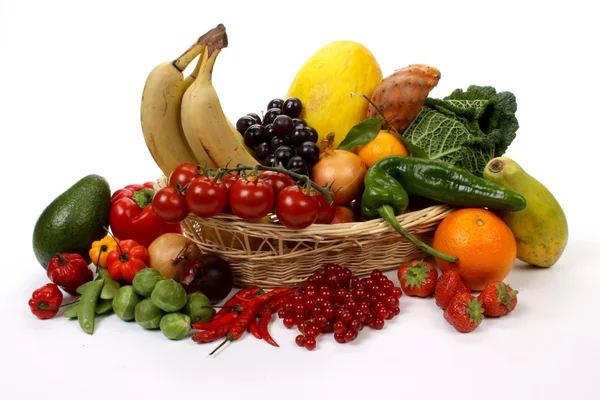 Buah-buahan dan sayuran dalam keranjang — Stok Foto