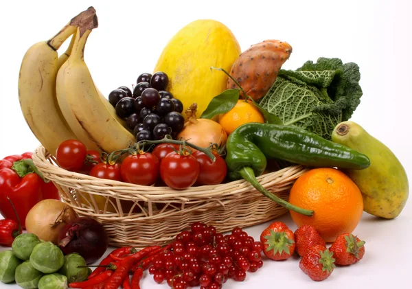 Buah-buahan dan sayuran dalam keranjang — Stok Foto