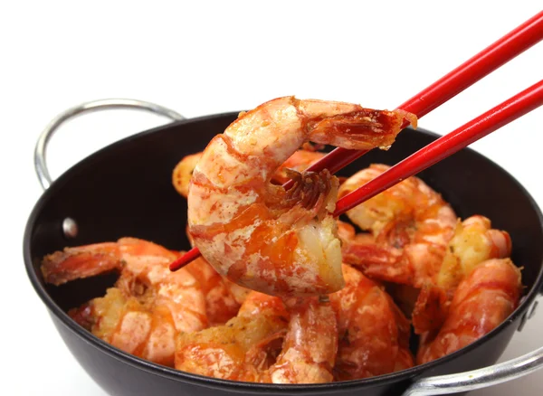 Eszik sült garnélarák-ból egy wok-pálcika, fehér háttér — Stock Fotó