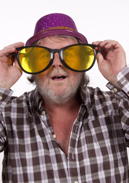 Eldery homem está vestindo chapéu engraçado e óculos — Fotografia de Stock