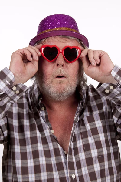 Uomo anziano indossa un cappello divertente e occhiali — Foto Stock