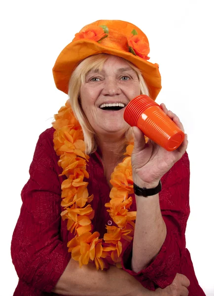 Ältere blonde Frau mit orangefarbenen Attributen — Stockfoto
