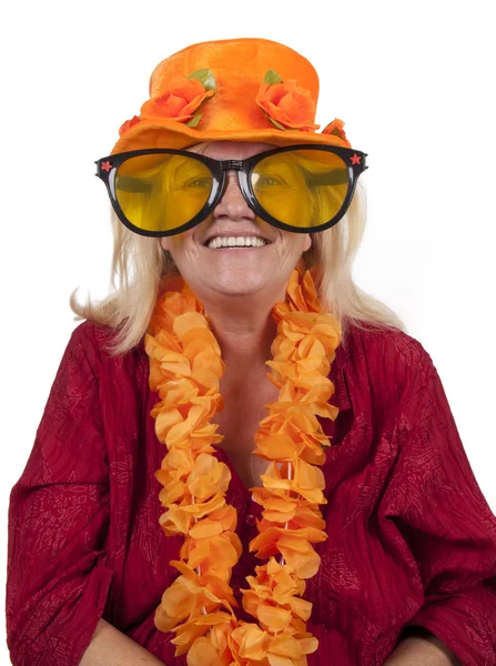 老人金发女人用橙色属性 — 图库照片