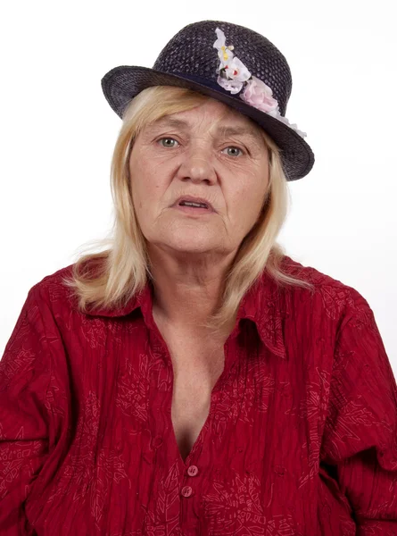 Ältere blonde Frau mit indischem Hut — Stockfoto