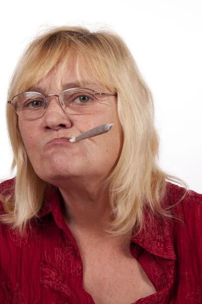 Yaşlı sarışın bir kadın sigara gitmedenen — Stok fotoğraf