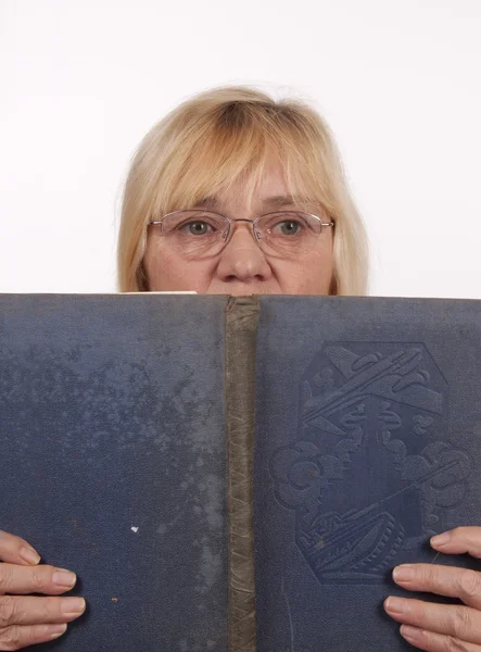 Starsze blond kobieta z książki — Zdjęcie stockowe