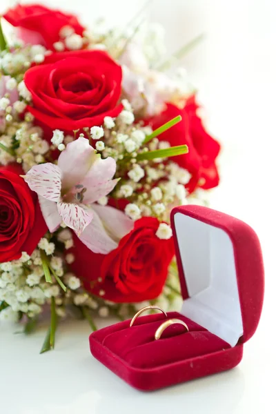 Wedding rings and wedding bouquet — Stock Photo, Image