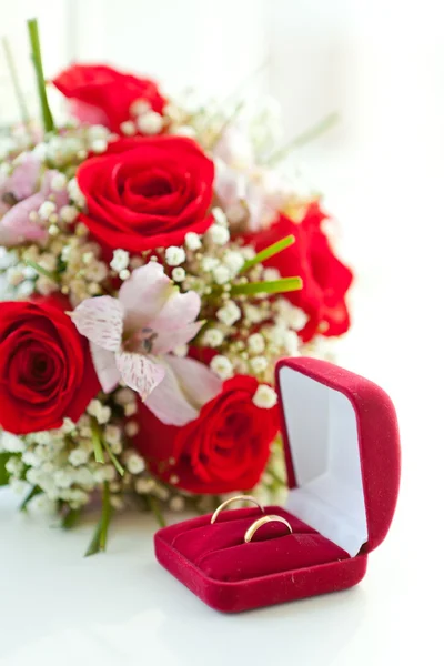 Fedi nuziali e bouquet da sposa — Foto Stock